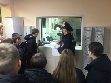 В Верховажье полицейские провели экскурсию для школьников