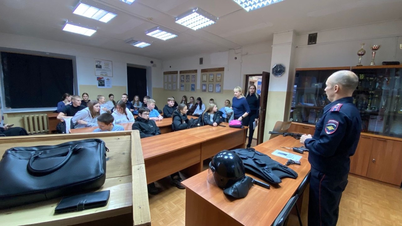В Верховажье полицейские провели экскурсию для школьников В Верховажье полицейские провели экскурсию для школьников