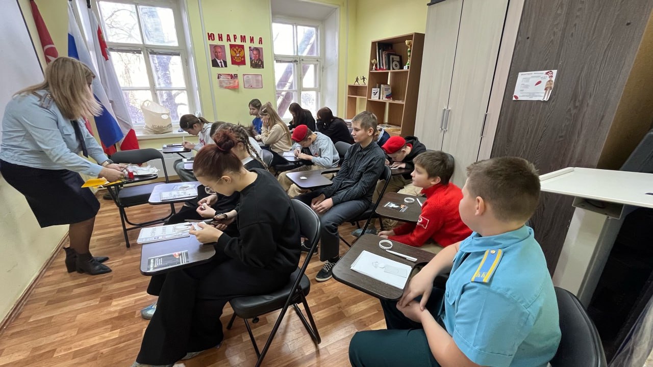 В Кирилловском округе полицейские провели профориентационное мероприятие на молодёжном слёте В Кирилловском округе полицейские провели профориентационное мероприятие на молодёжном слёте