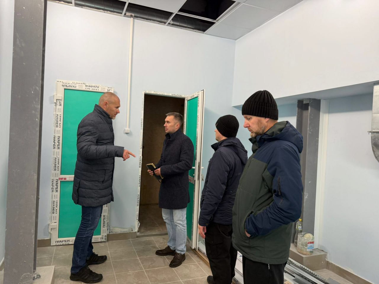 Продолжается реконструкция ангара и корта спортивной школы в поселке Вохтога Продолжается реконструкция ангара и корта спортивной школы в поселке Вохтога