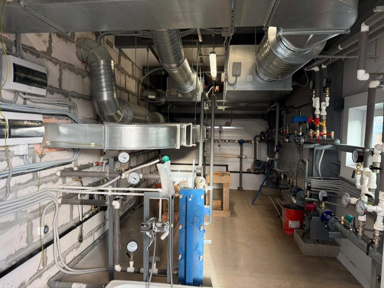 Продолжается реконструкция ангара и корта спортивной школы в поселке Вохтога Продолжается реконструкция ангара и корта спортивной школы в поселке Вохтога