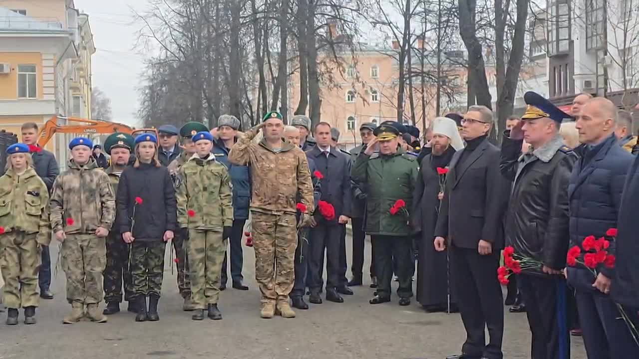 В Вологде с минуты на минуту будут торжественно открыты мемориальные доски сотрудникам органов безопасности, погибшим при защите Отечества, — подполковнику Николаю Клавдиевичу Узкому и капитану Илье Николаевичу Цуприку