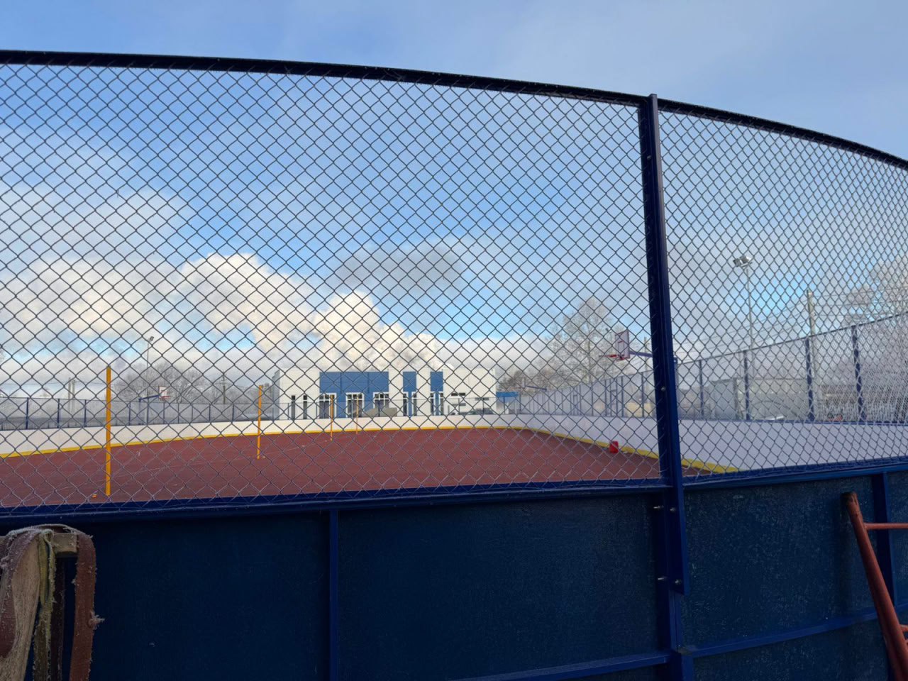 Продолжается реконструкция ангара и корта спортивной школы в поселке Вохтога Продолжается реконструкция ангара и корта спортивной школы в поселке Вохтога