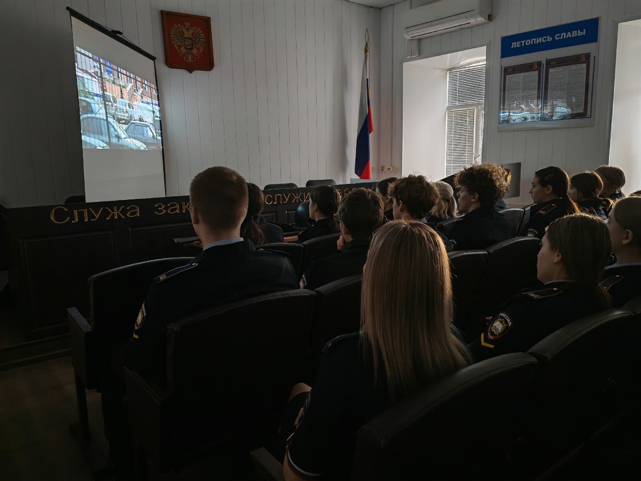 В ОМВД России «Великоустюгский» царила оживленная атмосфера: отдел полиции посетили дети из подготовительной группы детского сада №1 «Рябинка» и первокурсники многопрофильного колледжа, обучающиеся по специальности... В ОМВД России «Великоустюгский» царила оживленная атмосфера: отдел полиции посетили дети из подготовительной группы детского сада №1 «Рябинка» и первокурсники многопрофильного колледжа, обучающиеся по специальности...