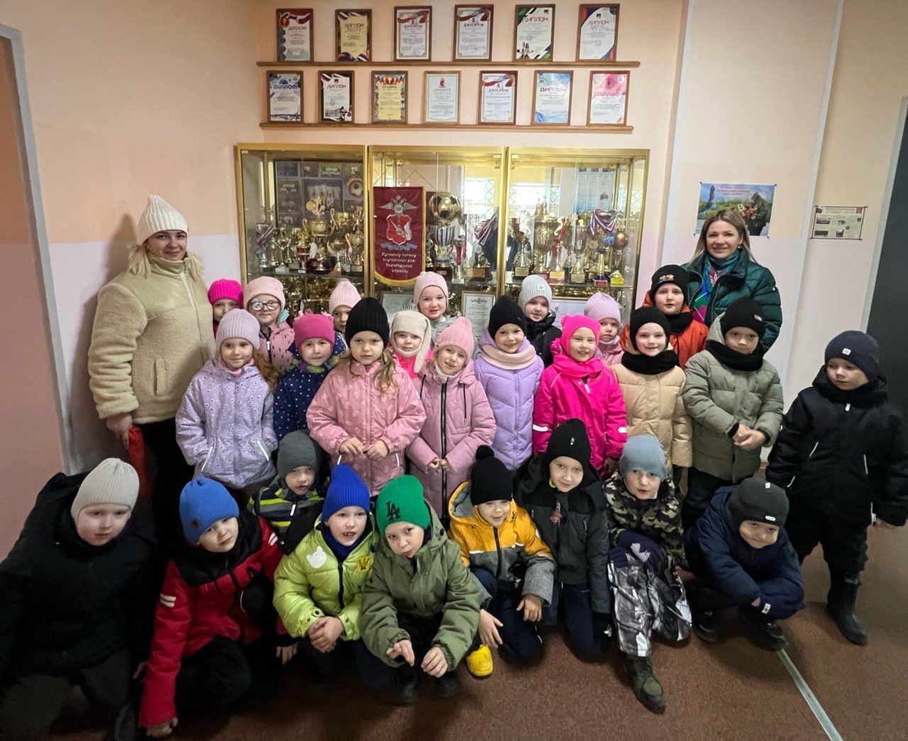 В ОМВД России «Великоустюгский» царила оживленная атмосфера: отдел полиции посетили дети из подготовительной группы детского сада №1 «Рябинка» и первокурсники многопрофильного колледжа, обучающиеся по специальности... В ОМВД России «Великоустюгский» царила оживленная атмосфера: отдел полиции посетили дети из подготовительной группы детского сада №1 «Рябинка» и первокурсники многопрофильного колледжа, обучающиеся по специальности...