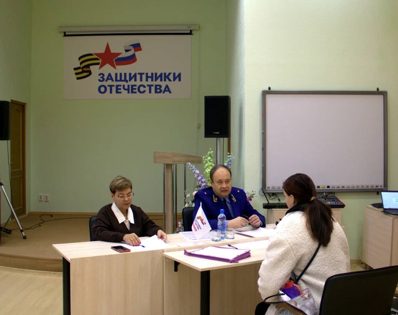 Прокурор Вологодской области Андрей Тимошичев совместно с руководителем регионального филиала Государственного фонда поддержки участников специальной военной операции «Защитники Отечества» Элеонорой Теребковой провел личный... Прокурор Вологодской области Андрей Тимошичев совместно с руководителем регионального филиала Государственного фонда поддержки участников специальной военной операции «Защитники Отечества» Элеонорой Теребковой провел личный...