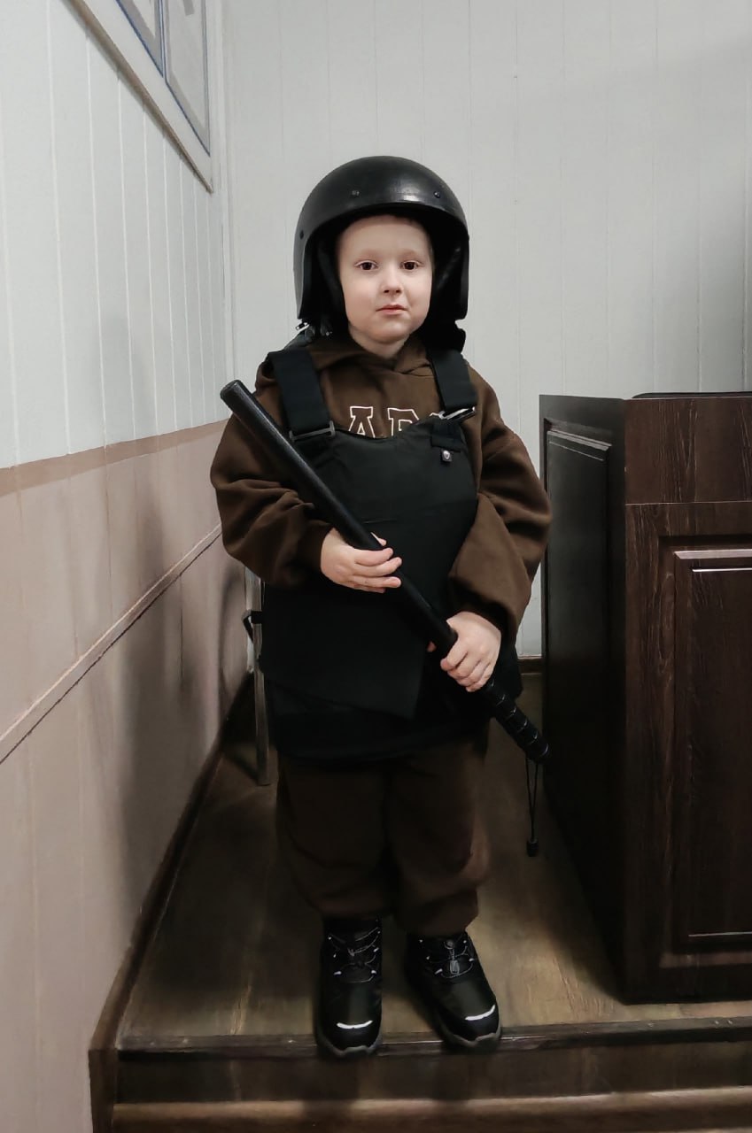 В ОМВД России «Великоустюгский» царила оживленная атмосфера: отдел полиции посетили дети из подготовительной группы детского сада №1 «Рябинка» и первокурсники многопрофильного колледжа, обучающиеся по специальности... В ОМВД России «Великоустюгский» царила оживленная атмосфера: отдел полиции посетили дети из подготовительной группы детского сада №1 «Рябинка» и первокурсники многопрофильного колледжа, обучающиеся по специальности...