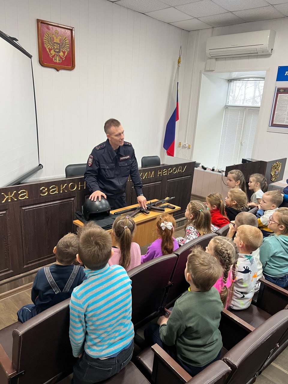 В ОМВД России «Великоустюгский» царила оживленная атмосфера: отдел полиции посетили дети из подготовительной группы детского сада №1 «Рябинка» и первокурсники многопрофильного колледжа, обучающиеся по специальности... В ОМВД России «Великоустюгский» царила оживленная атмосфера: отдел полиции посетили дети из подготовительной группы детского сада №1 «Рябинка» и первокурсники многопрофильного колледжа, обучающиеся по специальности...