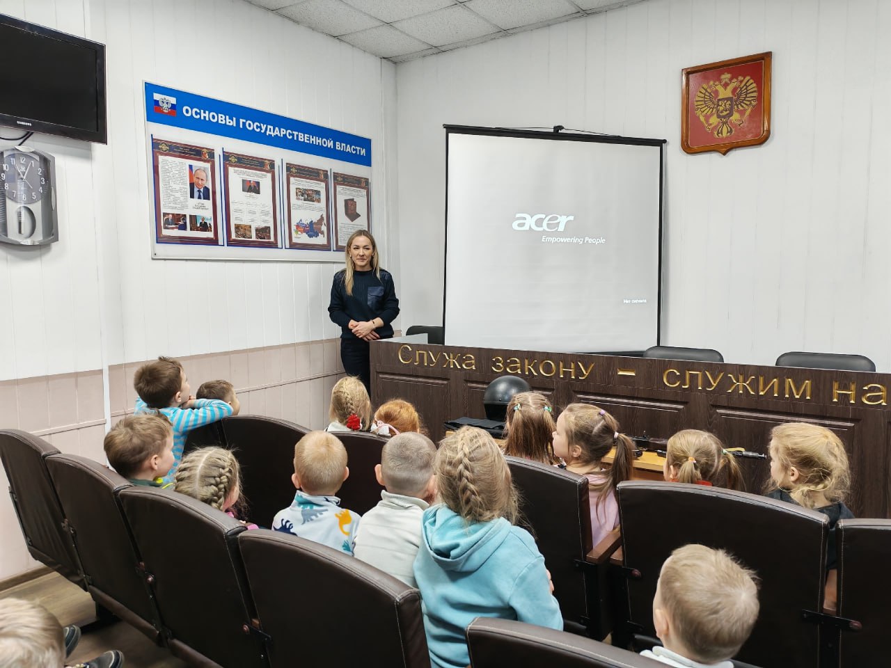 В ОМВД России «Великоустюгский» царила оживленная атмосфера: отдел полиции посетили дети из подготовительной группы детского сада №1 «Рябинка» и первокурсники многопрофильного колледжа, обучающиеся по специальности... В ОМВД России «Великоустюгский» царила оживленная атмосфера: отдел полиции посетили дети из подготовительной группы детского сада №1 «Рябинка» и первокурсники многопрофильного колледжа, обучающиеся по специальности...