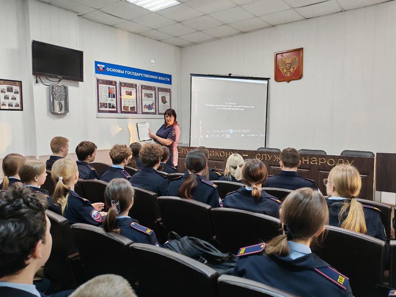 В ОМВД России «Великоустюгский» царила оживленная атмосфера: отдел полиции посетили дети из подготовительной группы детского сада №1 «Рябинка» и первокурсники многопрофильного колледжа, обучающиеся по специальности... В ОМВД России «Великоустюгский» царила оживленная атмосфера: отдел полиции посетили дети из подготовительной группы детского сада №1 «Рябинка» и первокурсники многопрофильного колледжа, обучающиеся по специальности...