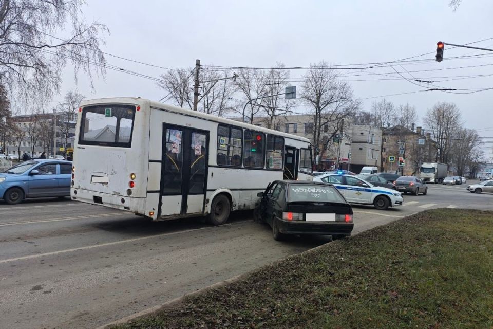 В Вологде 11-летний пассажир автобуса пострадал в ДТП на Прокатова