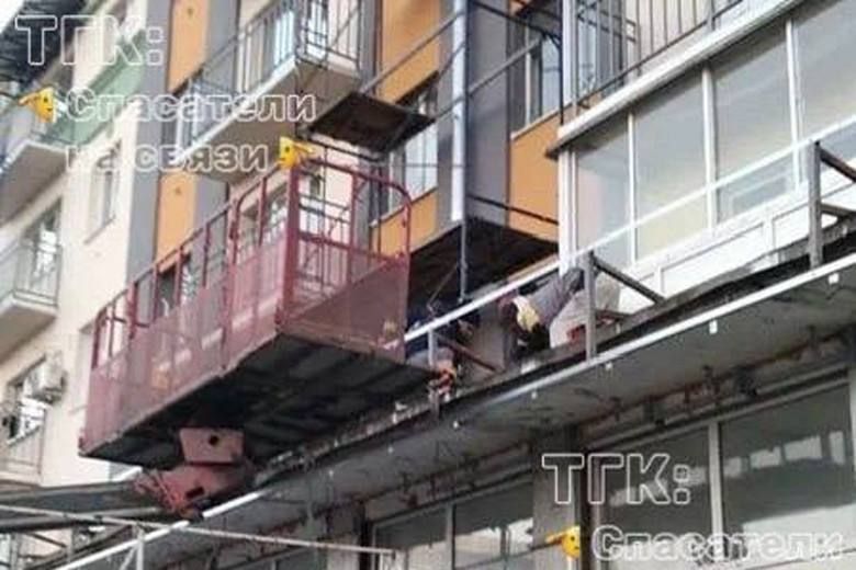 В центре Вологды рабочий упал со строительных лесов на козырек дома