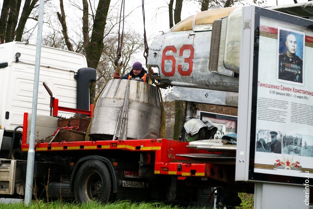 Истребитель МиГ-23 доставили в парк Победы в Череповце Истребитель МиГ-23 доставили в парк Победы в Череповце