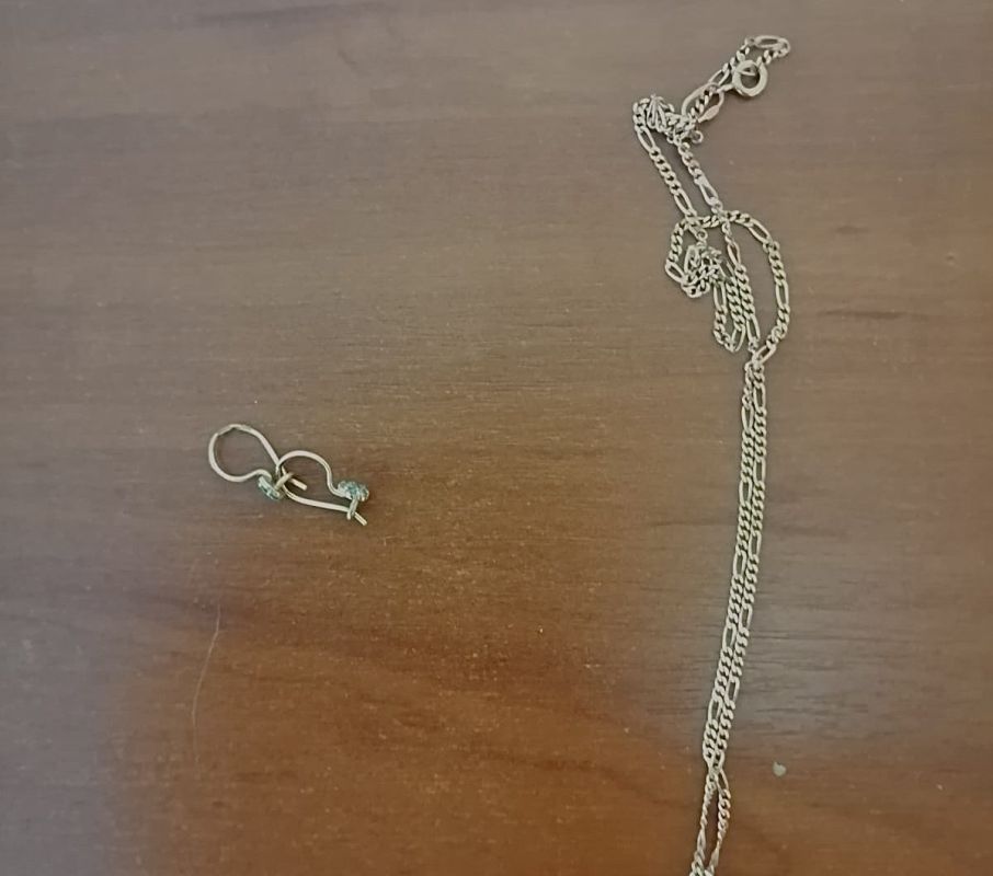 В УМВД России «Череповец» с заявлением о краже обратился местный житель 1991 г.р. Потерпевший сообщил, что из его квартиры исчезли золотые серьги, цепочка и нательный крестик общей стоимостью 25 тысяч рублей