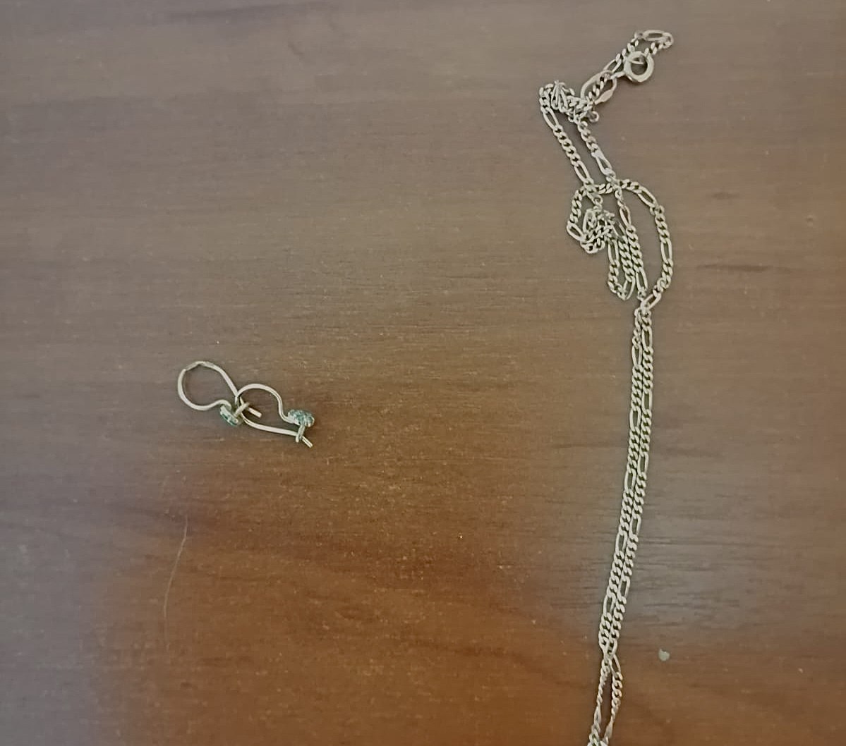 В УМВД России «Череповец» с заявлением о краже обратился местный житель 1991 г.р. Потерпевший сообщил, что из его квартиры исчезли золотые серьги, цепочка и нательный крестик общей стоимостью 25 тысяч рублей