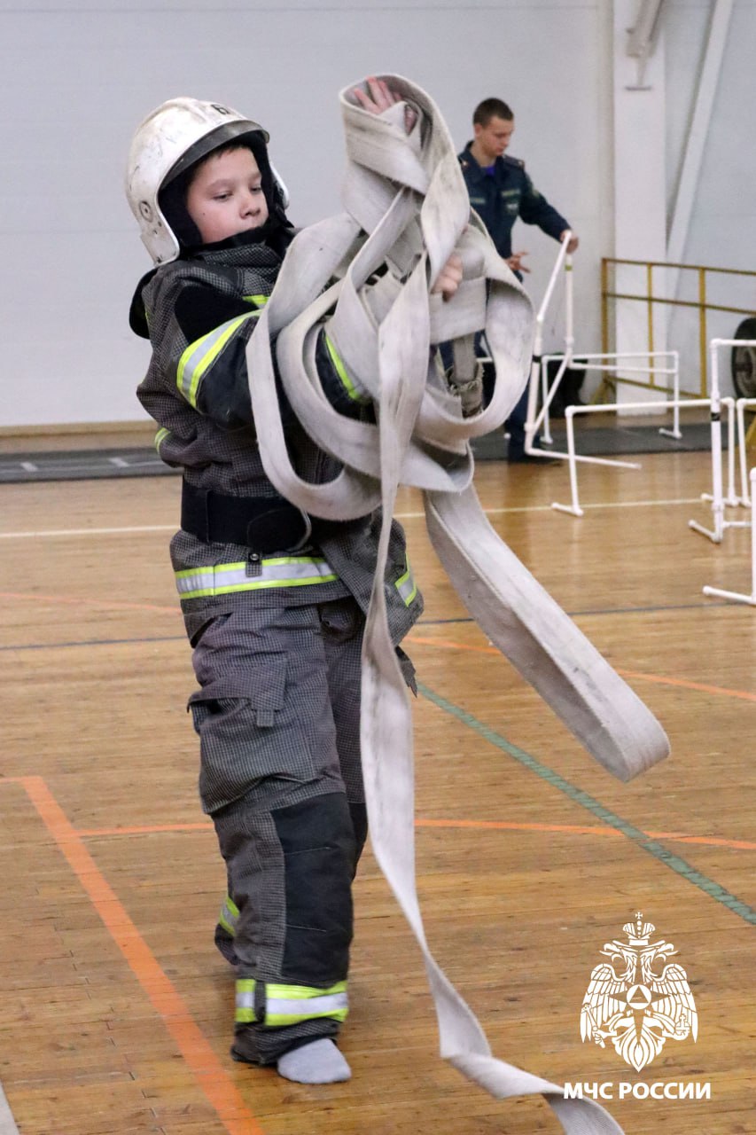 Юные пожарные зажигают в Молочном Юные пожарные зажигают в Молочном