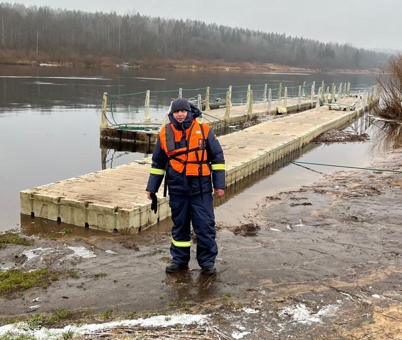 Спасатели вернули сорванный течением понтон в Харовске Спасатели вернули сорванный течением понтон в Харовске