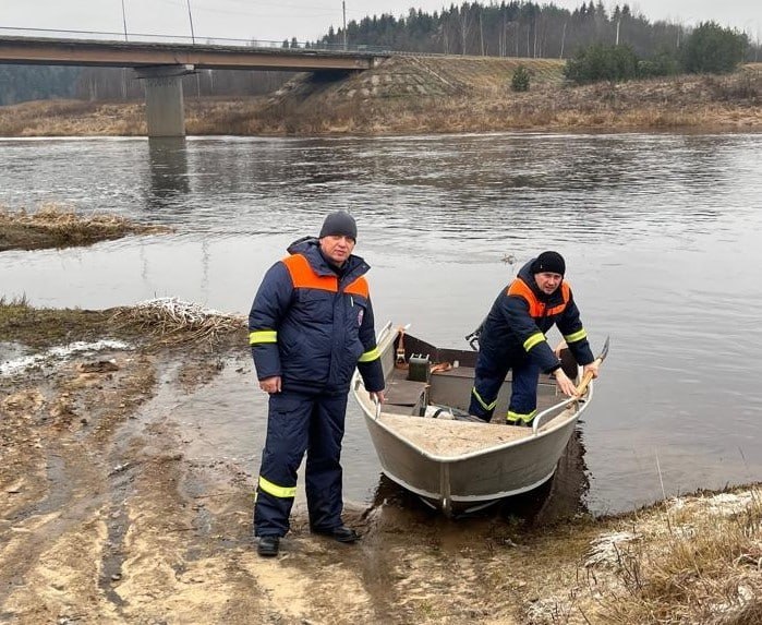 Спасатели вернули сорванный течением понтон в Харовске Спасатели вернули сорванный течением понтон в Харовске