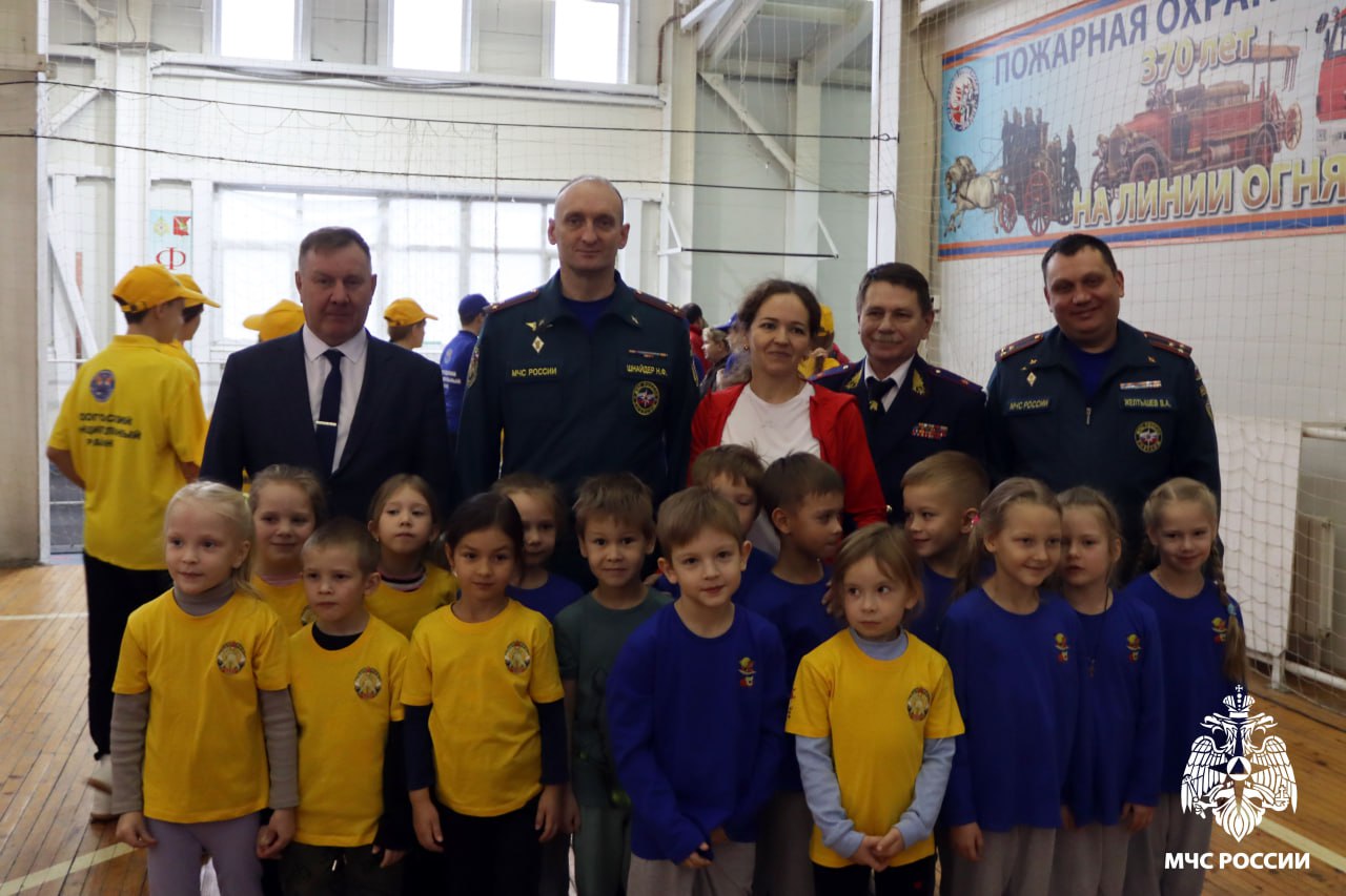 Юные пожарные зажигают в Молочном