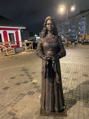 У привокзальной площади Вологды появилась новая бронзовая скульптура — «С хлебом-солью»