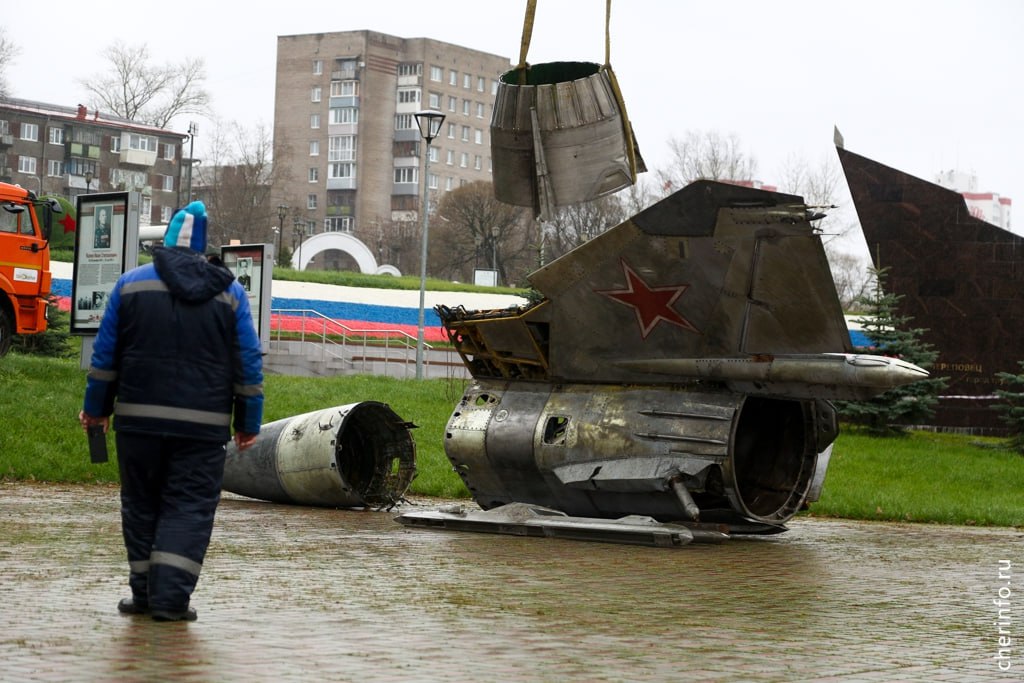 Истребитель МиГ-23 доставили в парк Победы в Череповце Истребитель МиГ-23 доставили в парк Победы в Череповце