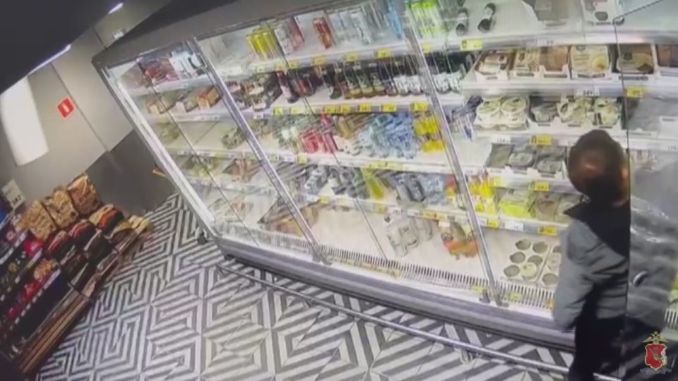 В Вологде сотрудники полиции задержали подозреваемого в краже товаров из магазина