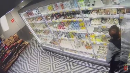 В Вологде сотрудники полиции задержали подозреваемого в краже товаров из магазина