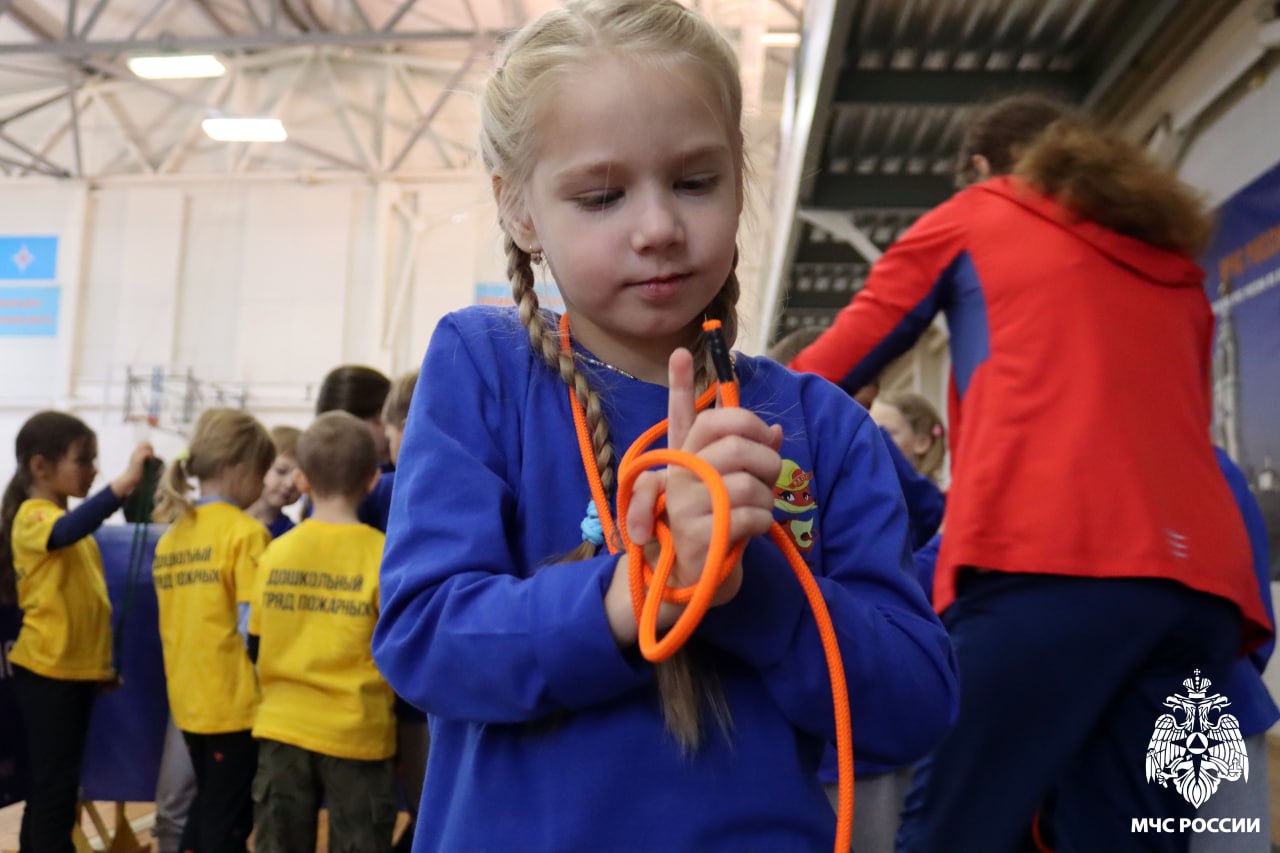 Юные пожарные зажигают в Молочном Юные пожарные зажигают в Молочном