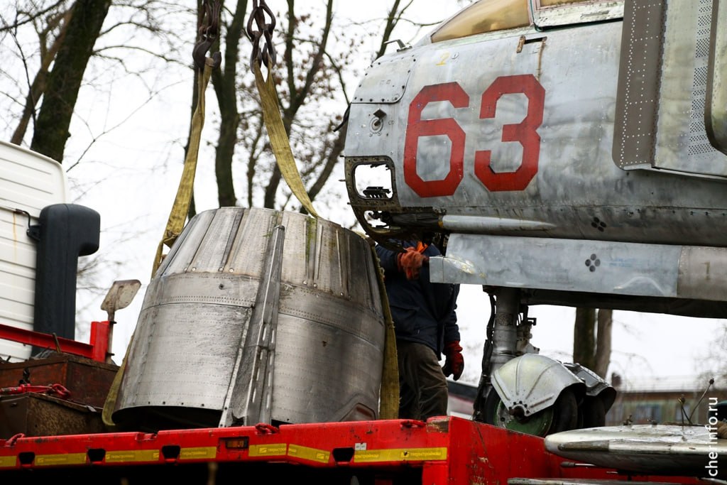 Истребитель МиГ-23 доставили в парк Победы в Череповце Истребитель МиГ-23 доставили в парк Победы в Череповце