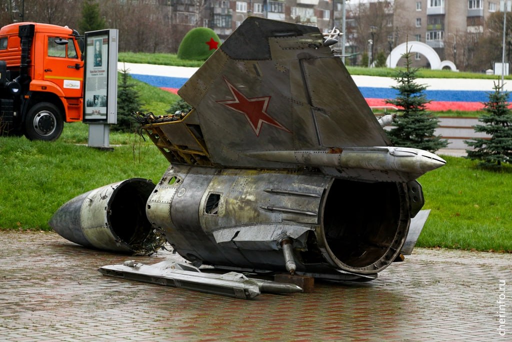 Истребитель МиГ-23 доставили в парк Победы в Череповце Истребитель МиГ-23 доставили в парк Победы в Череповце