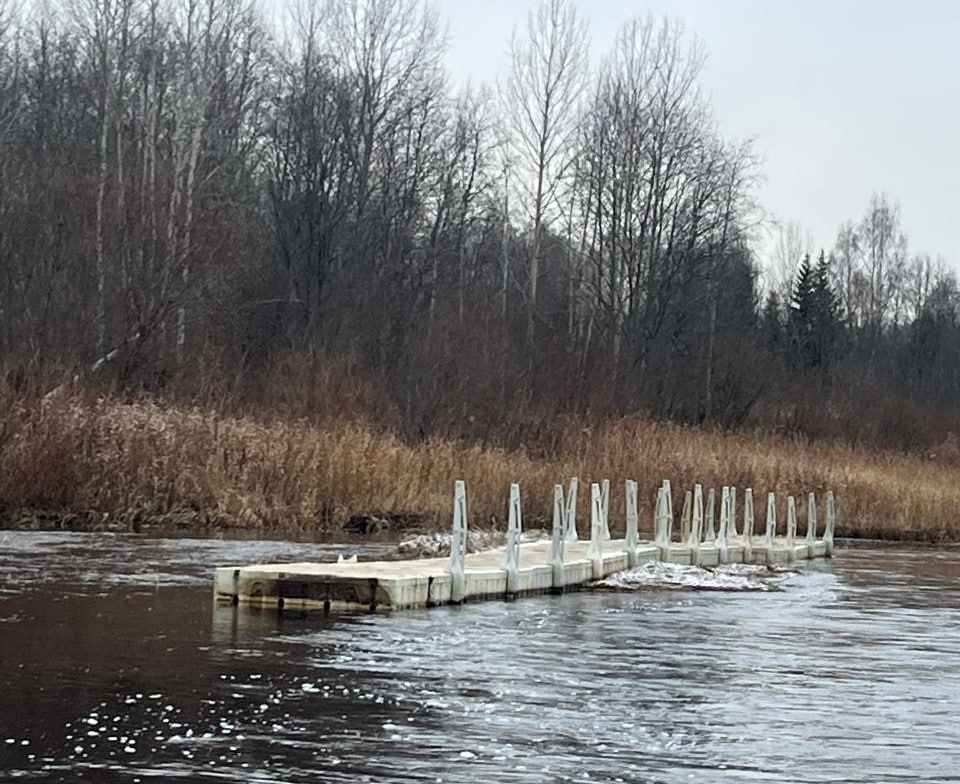 Спасатели вернули сорванный течением понтон в Харовске Спасатели вернули сорванный течением понтон в Харовске
