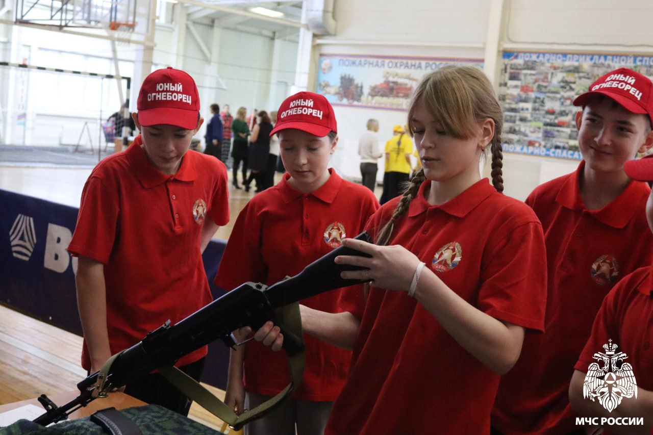 Юные пожарные зажигают в Молочном Юные пожарные зажигают в Молочном