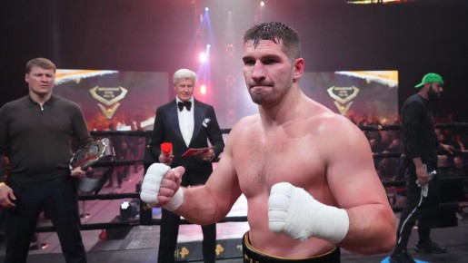 Российский боец смешанных единоборств Алексей Олейник предрек победу боксера Алексея Папина над камерунцем Ролли Ламбертом Фогумом во время турнира "Бойцовского клуба РЕН ТВ"