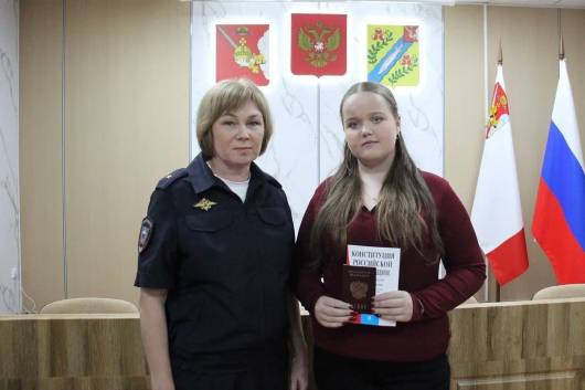В Нюксенском округе полицейские вручили подросткам первые в их жизни паспорта В Нюксенском округе полицейские вручили подросткам первые в их жизни паспорта