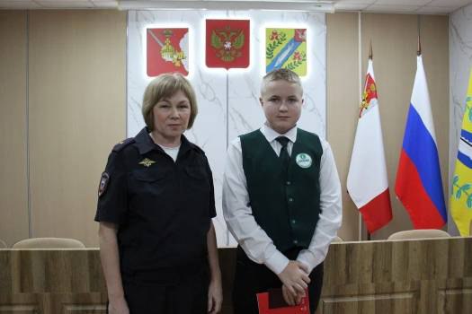 В Нюксенском округе полицейские вручили подросткам первые в их жизни паспорта В Нюксенском округе полицейские вручили подросткам первые в их жизни паспорта