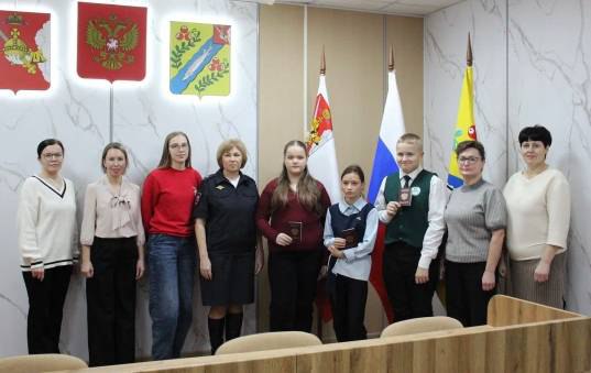 В Нюксенском округе полицейские вручили подросткам первые в их жизни паспорта