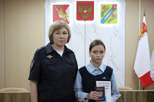 В Нюксенском округе полицейские вручили подросткам первые в их жизни паспорта В Нюксенском округе полицейские вручили подросткам первые в их жизни паспорта