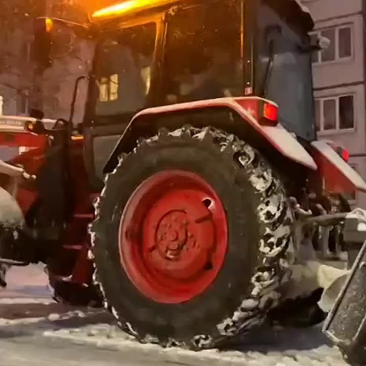 Техника уже трудится и убирает снег во всех микрорайонах Вологды