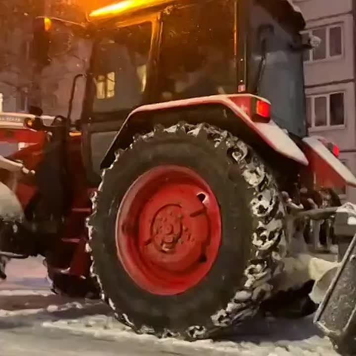 Техника уже трудится и убирает снег во всех микрорайонах Вологды