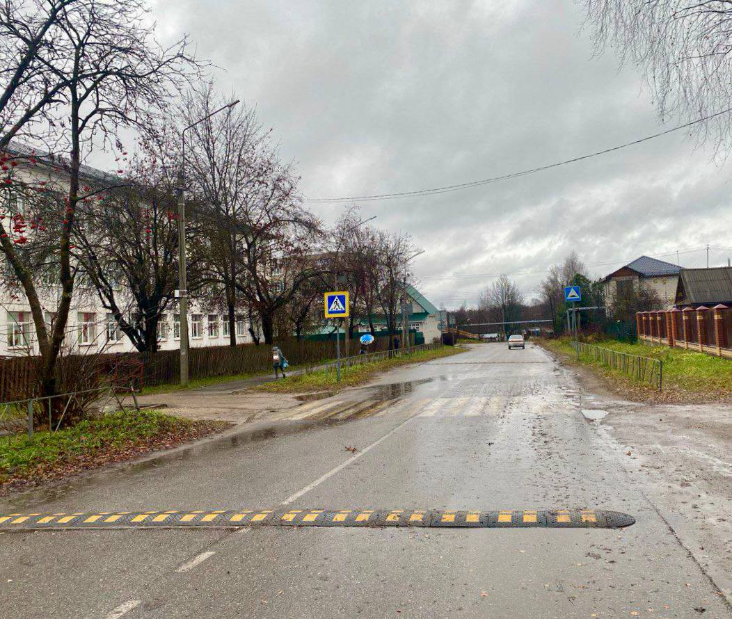 После вмешательства Устюженской районной прокуратуры в г. Устюжне выполнены работы по ремонту искусственных дорожных неровностей