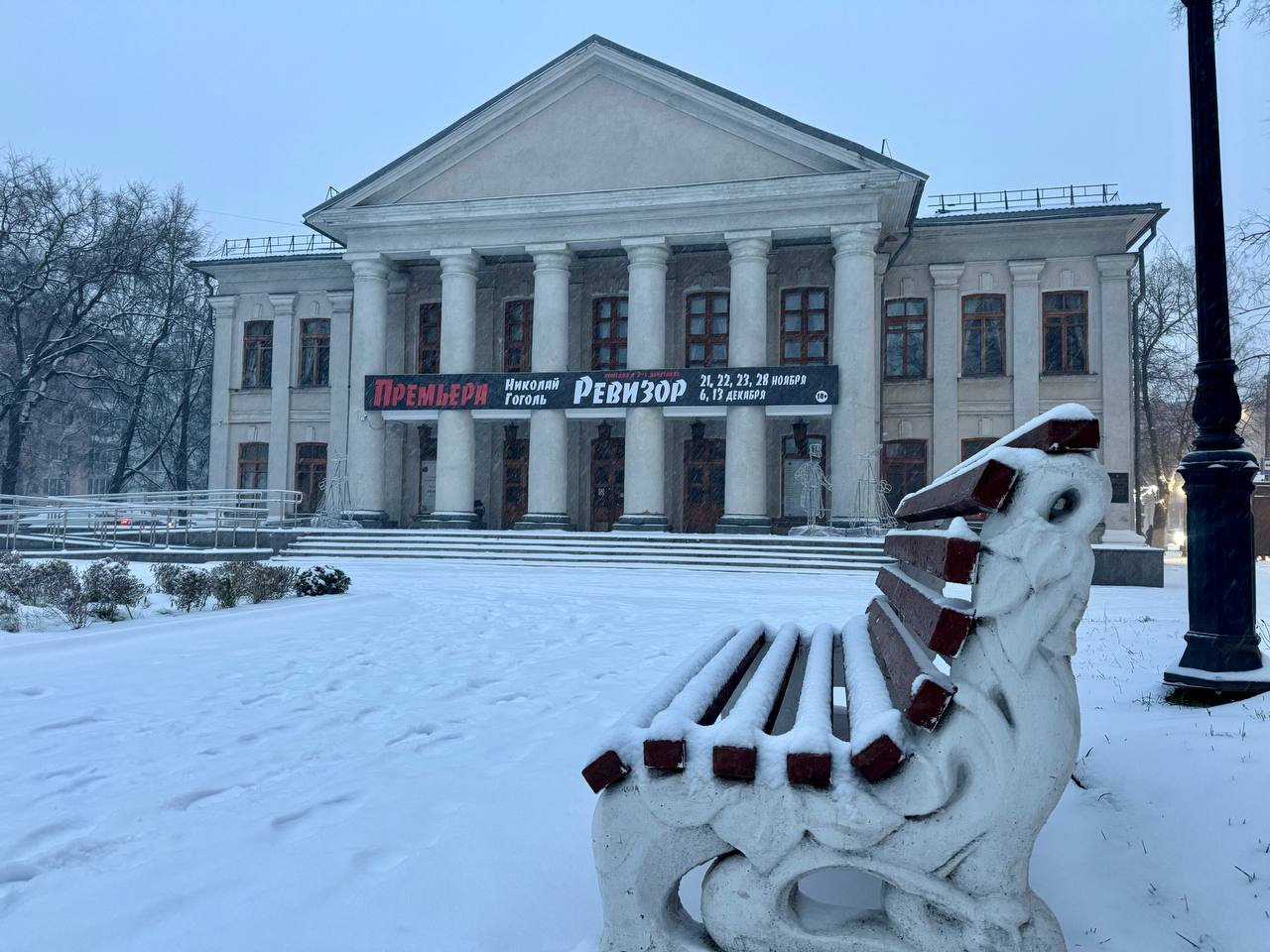 Самое время оставить машины, прогуляться по заснеженному городу и насладиться атмосферой новогодних украшений Самое время оставить машины, прогуляться по заснеженному городу и насладиться атмосферой новогодних украшений