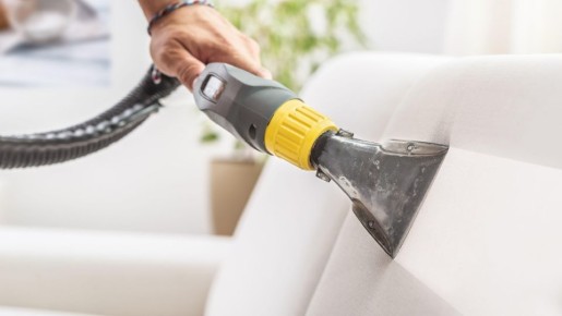 Больше не придется платить за химчистку: с этим средством диван станет как новенький