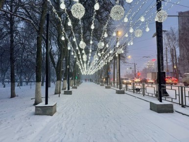 Самое время оставить машины, прогуляться по заснеженному городу и насладиться атмосферой новогодних украшений