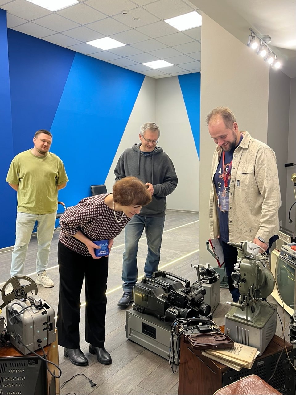 Вторая часть победителей конкурса «100 лет на одной волне» заглянула сегодня за своими призами к нам в редакцию Вторая часть победителей конкурса «100 лет на одной волне» заглянула сегодня за своими призами к нам в редакцию