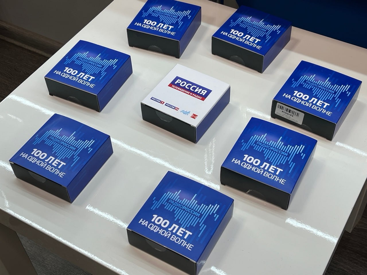 Вторая часть победителей конкурса «100 лет на одной волне» заглянула сегодня за своими призами к нам в редакцию Вторая часть победителей конкурса «100 лет на одной волне» заглянула сегодня за своими призами к нам в редакцию