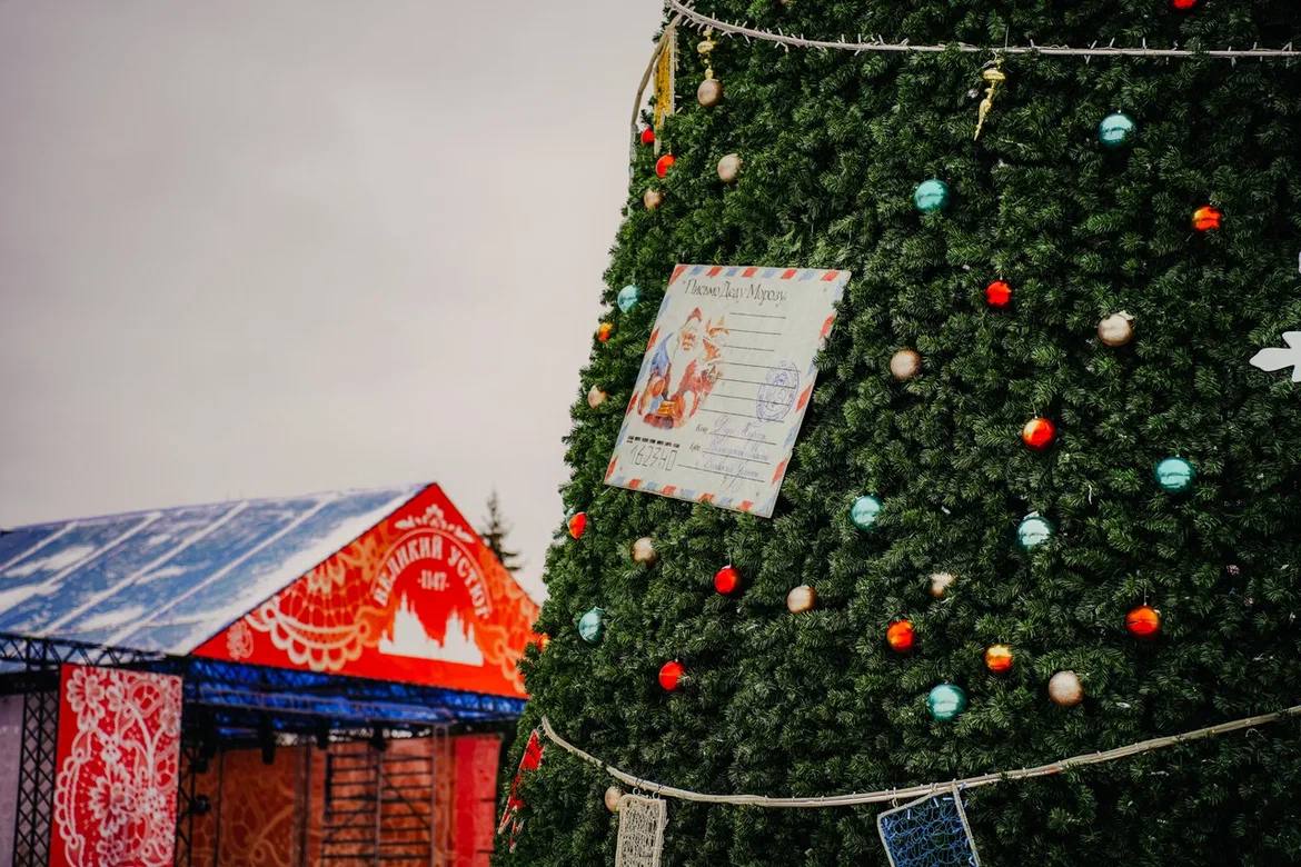 Губернатор Георгий Филимонов сообщил, что сегодня в Великом Устюге Дед Мороз зажжёт первую в России новогоднюю ёлку Губернатор Георгий Филимонов сообщил, что сегодня в Великом Устюге Дед Мороз зажжёт первую в России новогоднюю ёлку