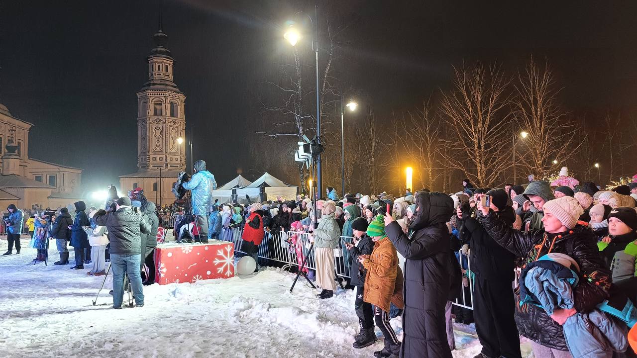 В Великом Устюге продолжаются праздничные гуляния по случаю дня рождения главного зимнего волшебника страны — нашего любимого Дедушки Мороза В Великом Устюге продолжаются праздничные гуляния по случаю дня рождения главного зимнего волшебника страны — нашего любимого Дедушки Мороза