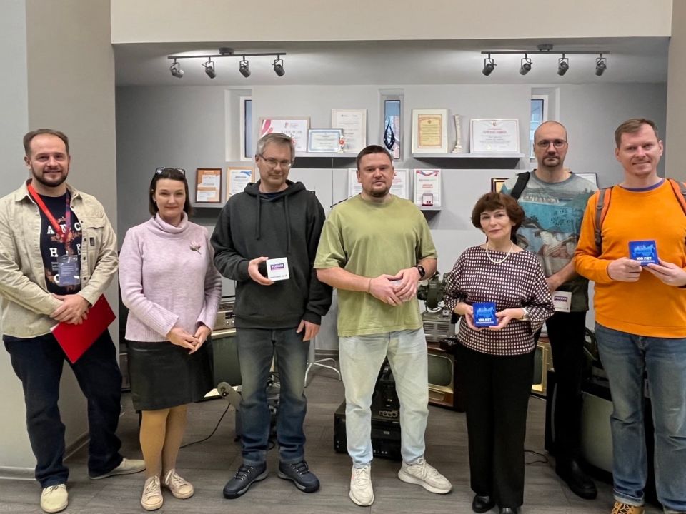 Вторая часть победителей конкурса «100 лет на одной волне» заглянула сегодня за своими призами к нам в редакцию