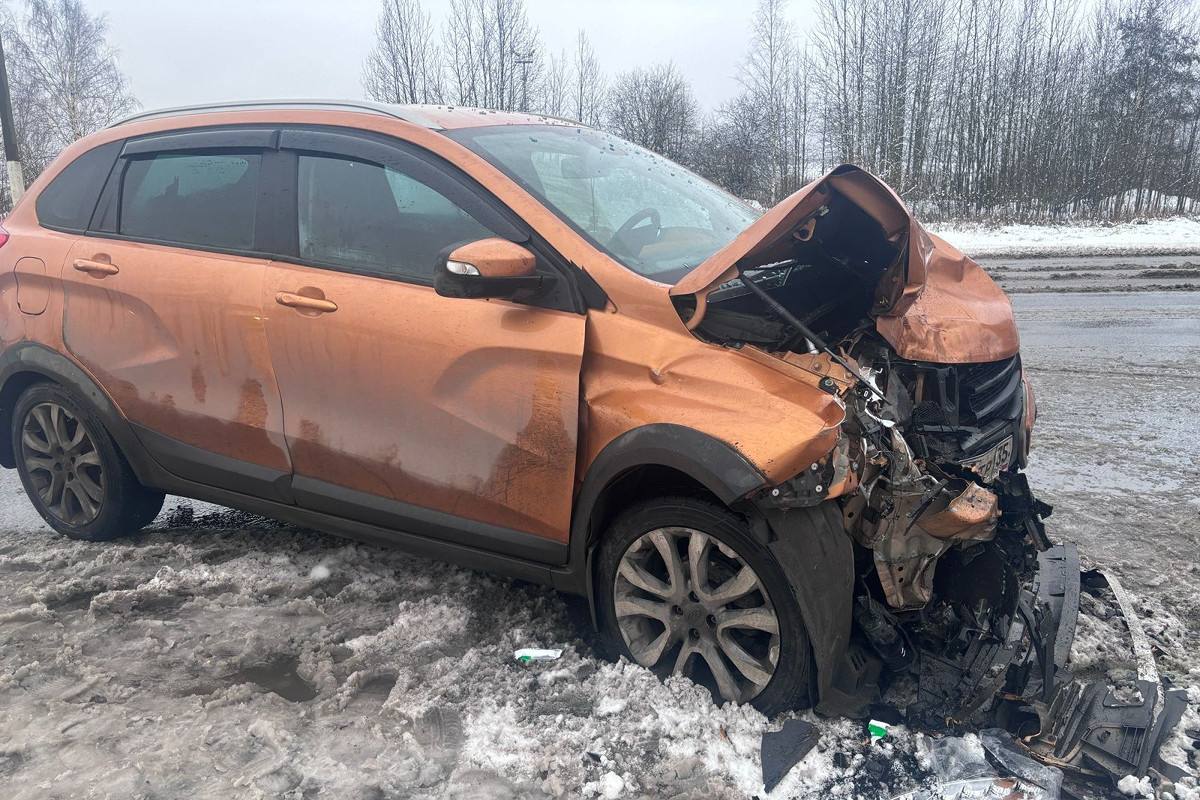 В лобовой аварии в Череповце погибла пассажирка, еще трое человек пострадали В лобовой аварии в Череповце погибла пассажирка, еще трое человек пострадали