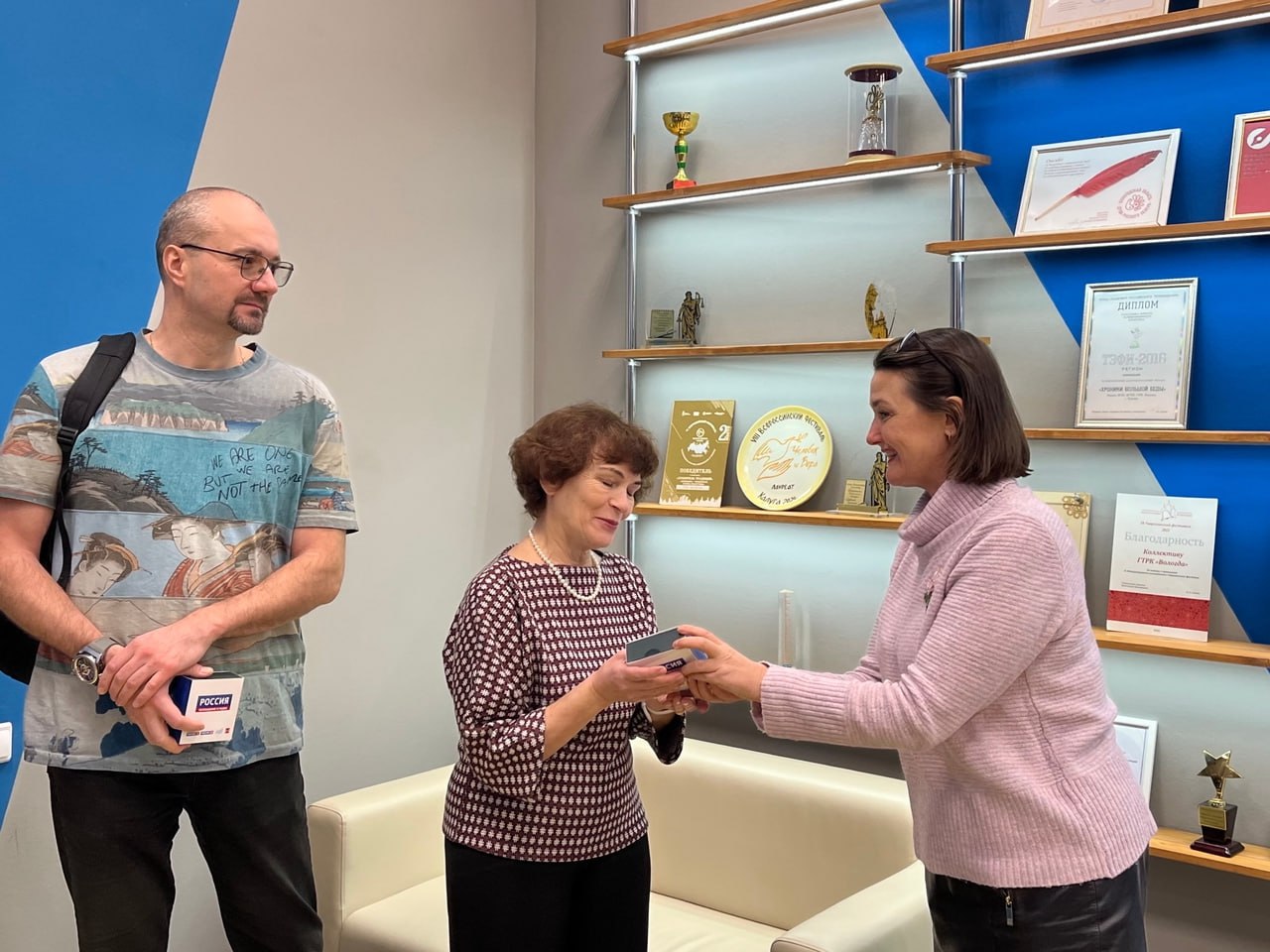 Вторая часть победителей конкурса «100 лет на одной волне» заглянула сегодня за своими призами к нам в редакцию Вторая часть победителей конкурса «100 лет на одной волне» заглянула сегодня за своими призами к нам в редакцию